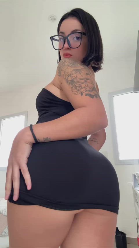 Look at the ass this tight dress gives me