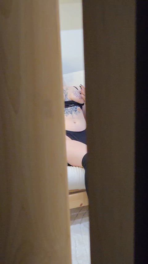 Co šmíruješ.😜 Raději pojď za mnou a já ti předvedu ten nejlepší titsjob, jaký jsi kdy viděl.💦