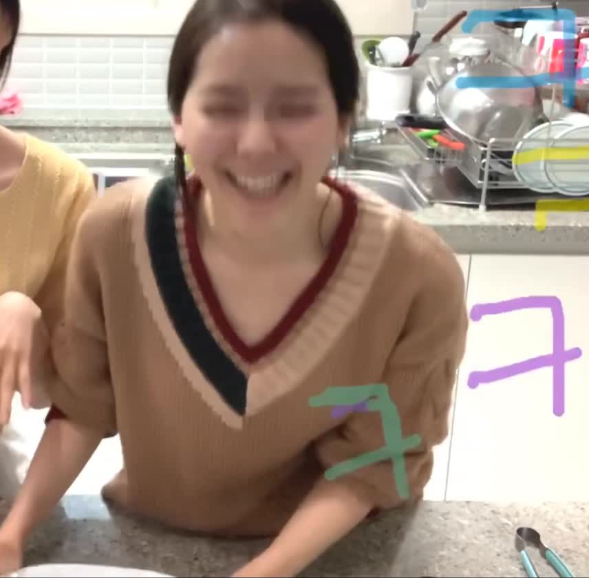 Hyoeun's cleavage