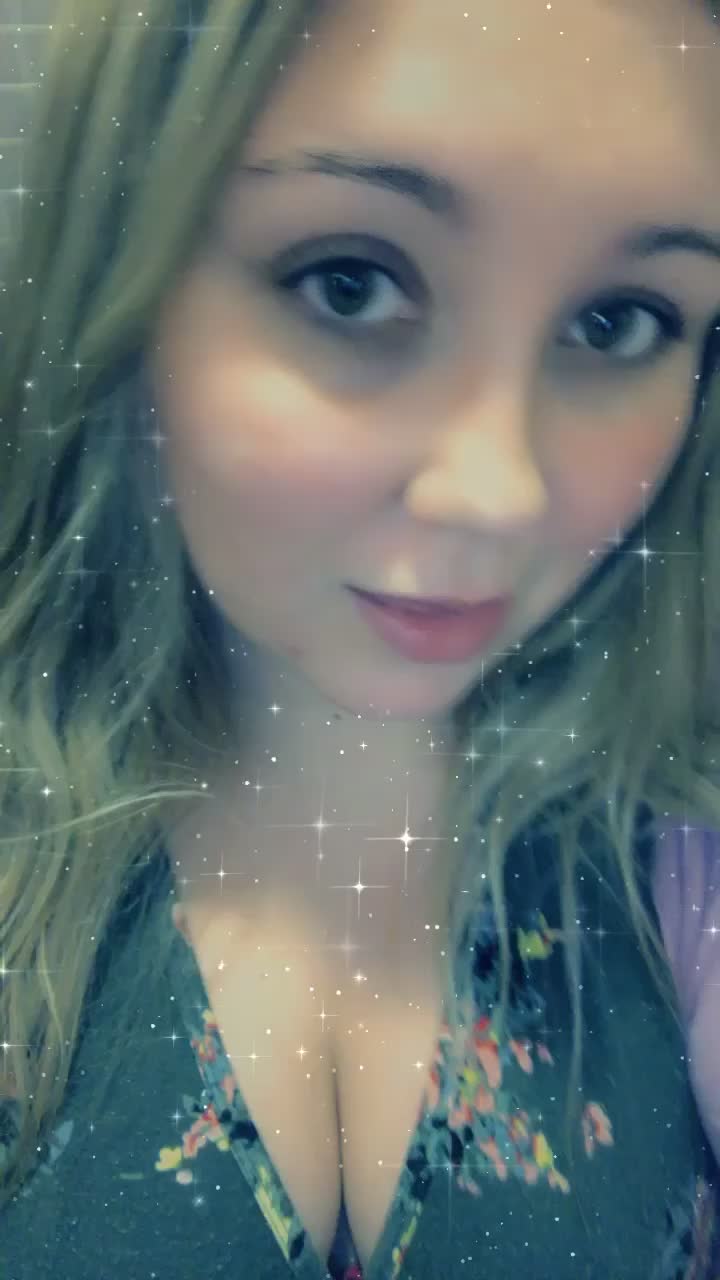 Wanted to make a cute pee video, ended up accidentally peeing on my jeans! 😭😭