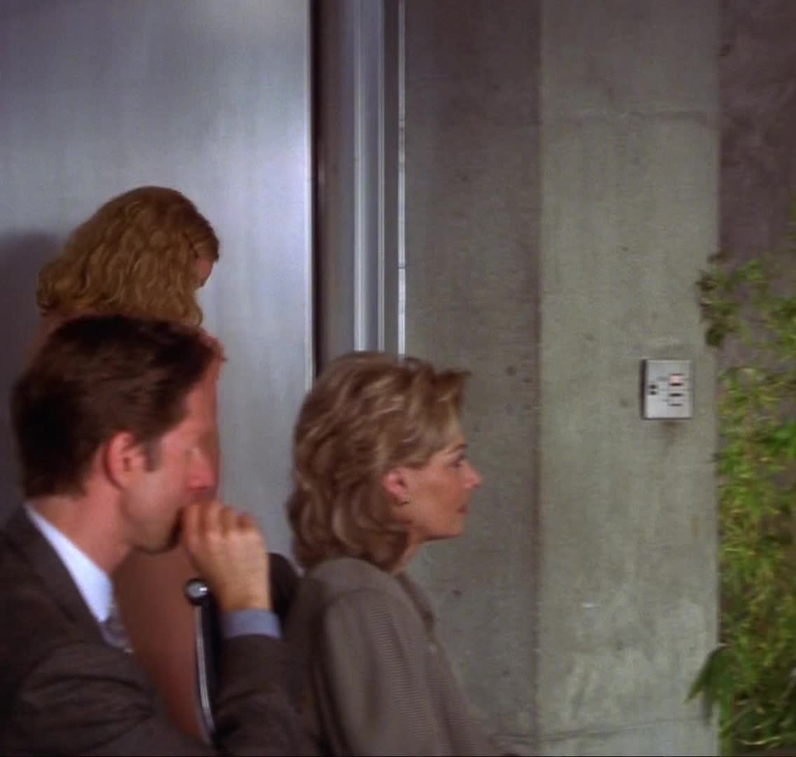 Elizabeth Shue's ass does a little jiggling while she walks