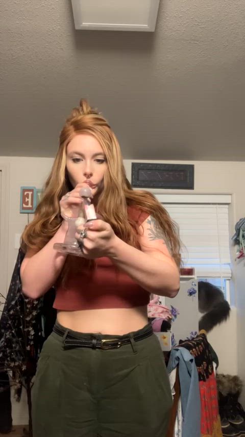 Bad bitch blowin’ 💨☁️🚨