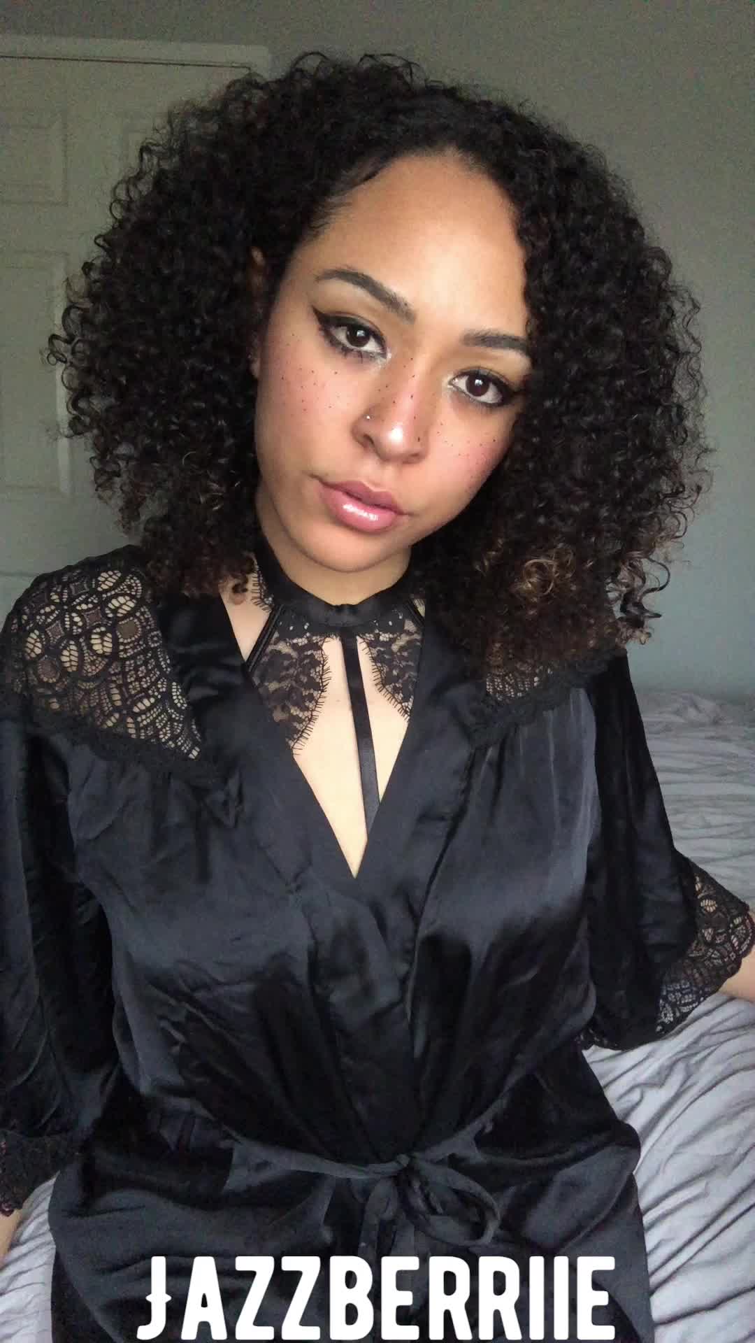 Jazzberriie back at it again with another cute Vid!