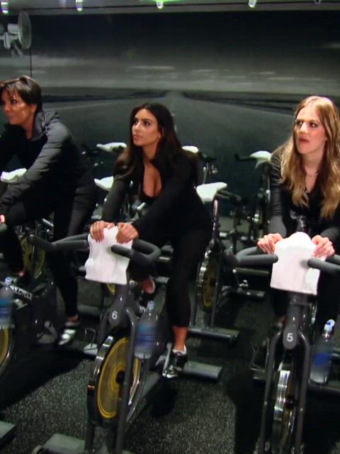 Kim's sexy cleavage in S9