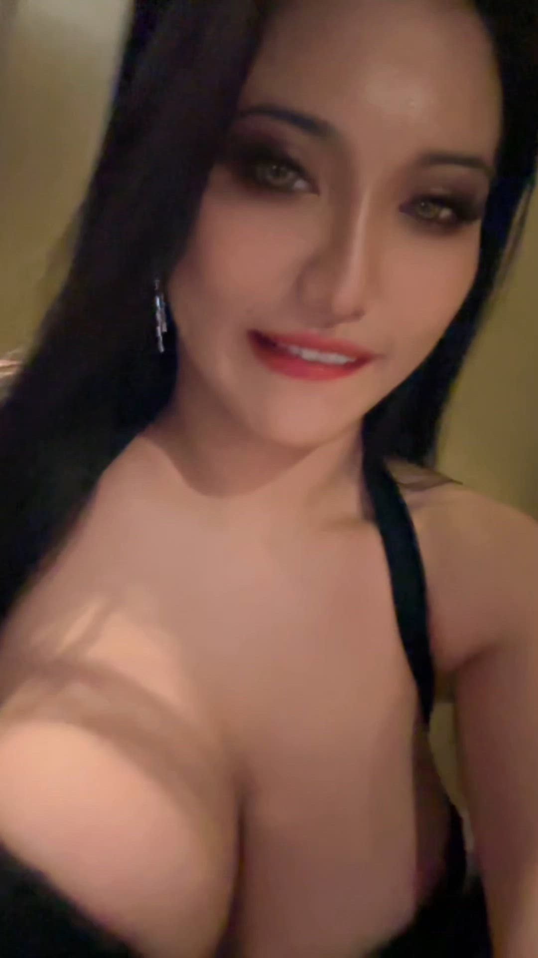 You finally went on a date with you next door Asian and she sends this from the bathroom, wyd?