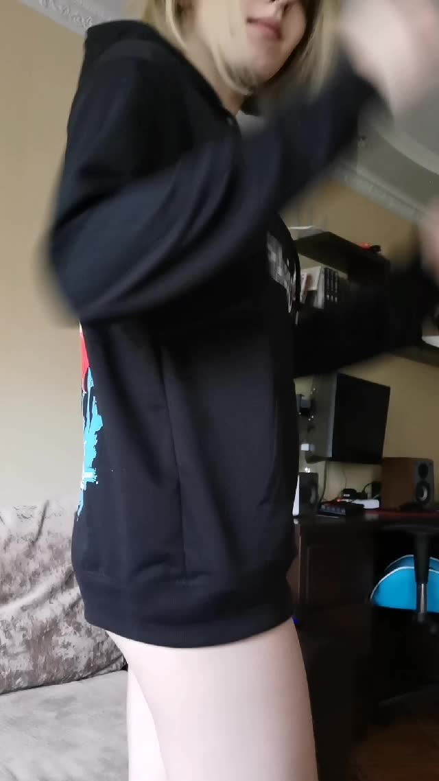 A hoodie and no panties for easy access 😈😉