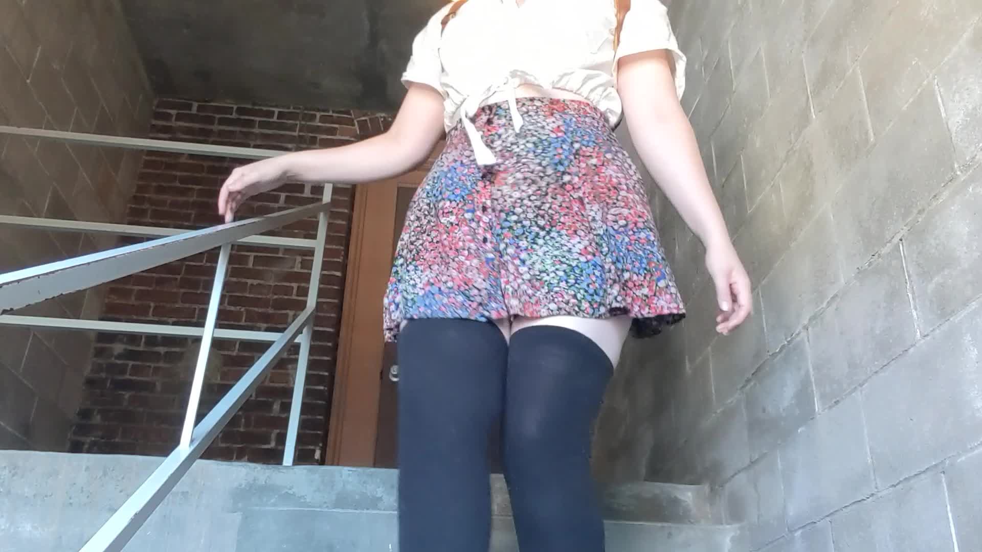 Hi, here's my pale booty 😊