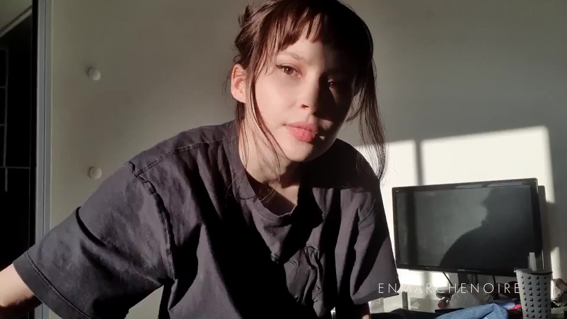 A titty drop to start your weekend off right 🌞