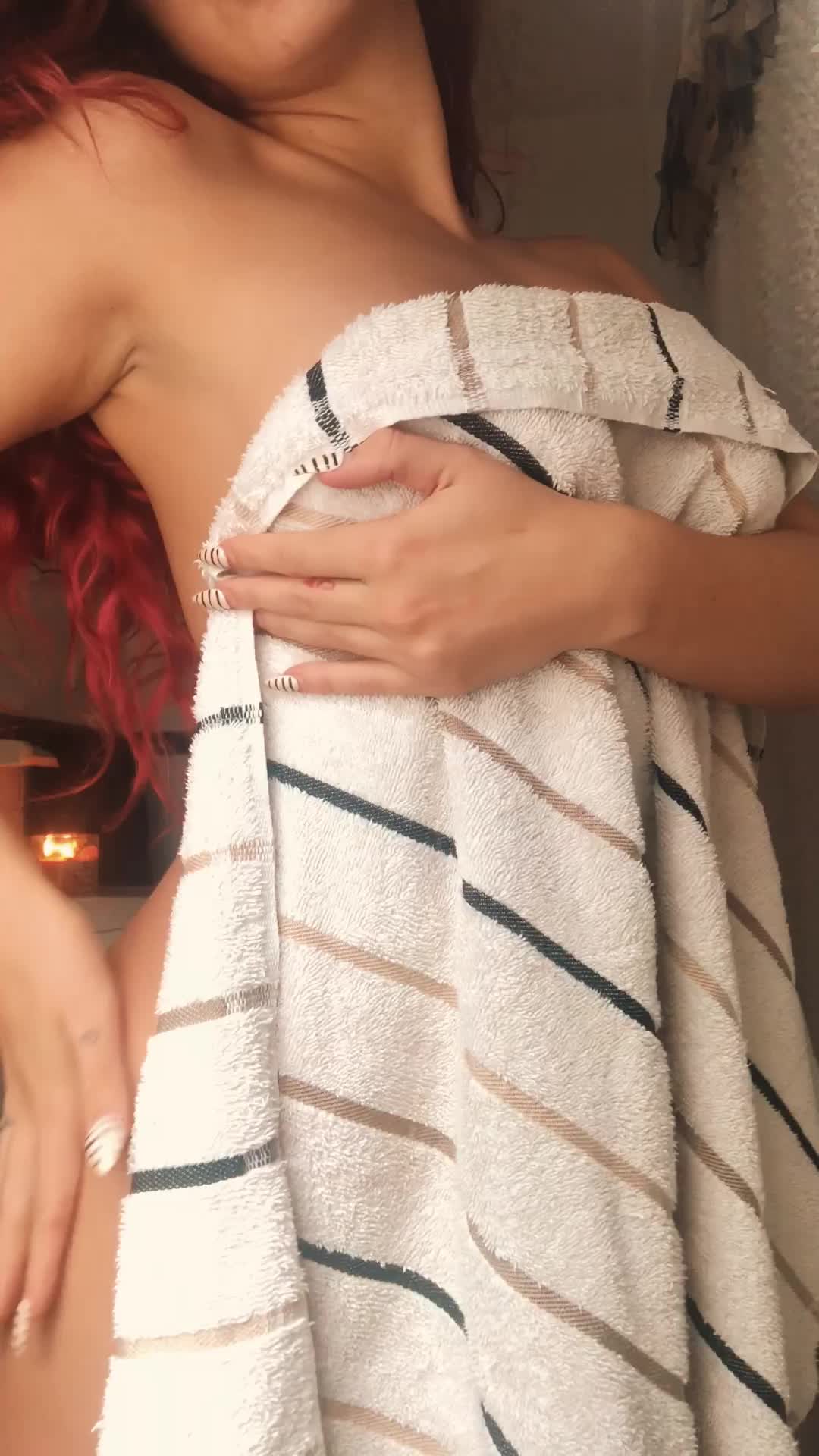 Towel drop and reveal + shake da booty