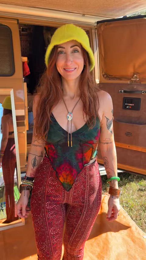 Horny hippie candy girl on her way to gumdrop mountain 🎟️🎠🍭🔮💕🧩