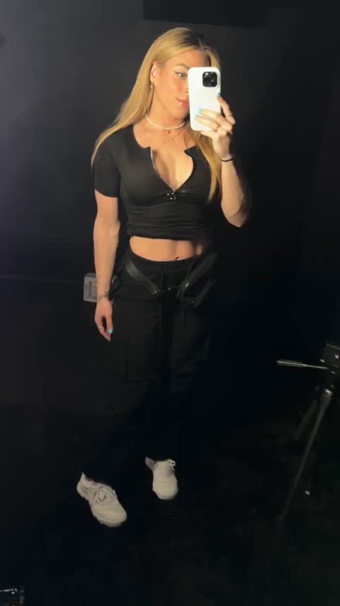 A hot blonde in all black