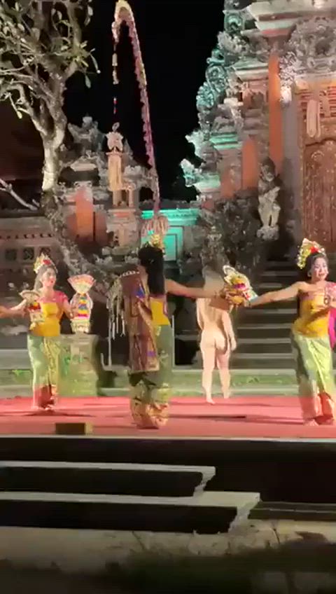 I must be the center of attention!