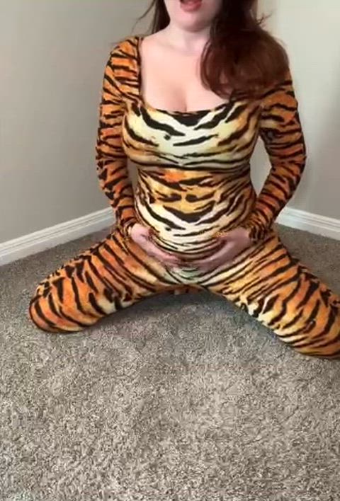 Say YES if you’d hold my baby belly while I ride you like this 🐅