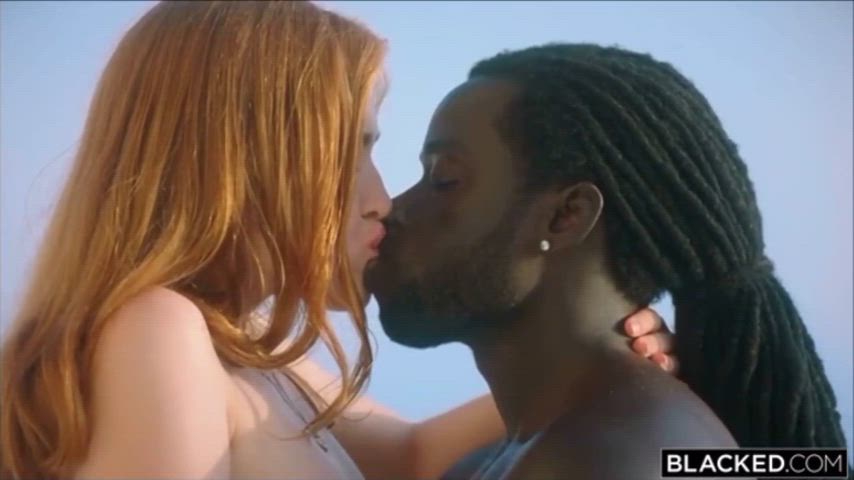 Freddy Gong (Ghana, 28) smashing Jia Lissa (Russia, 23) 's white pussy on the beach