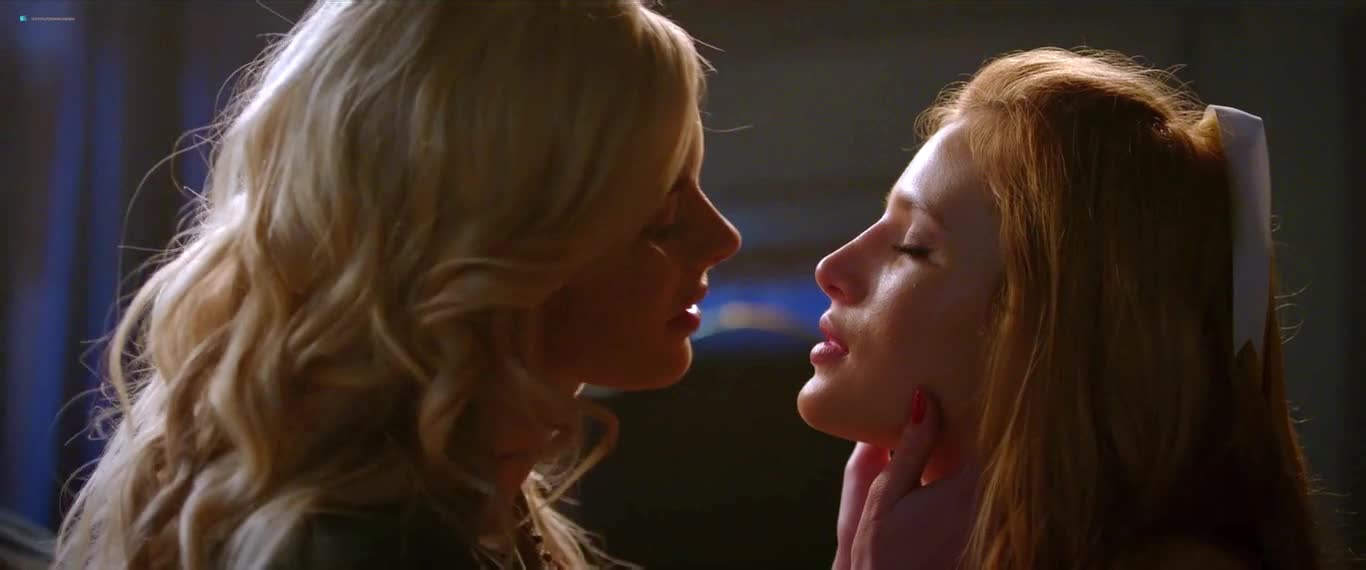 Bella Thorne & Samara Weaving make out session