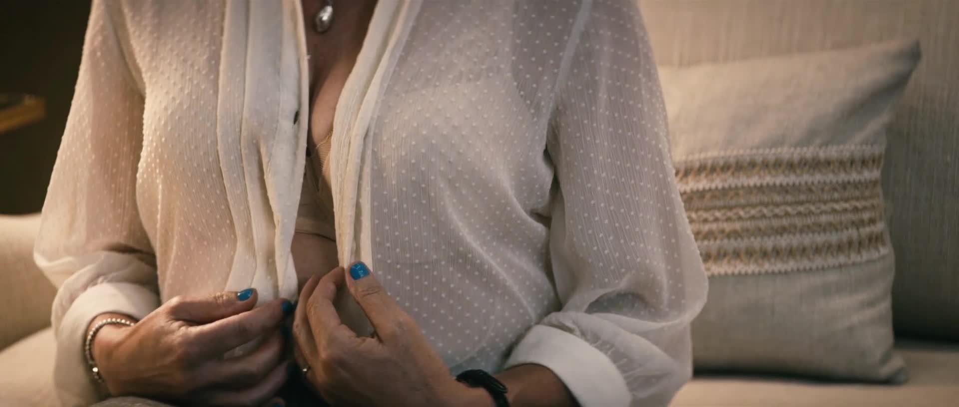 Elisabeth Shue Mom boobs- The Boys s01e05