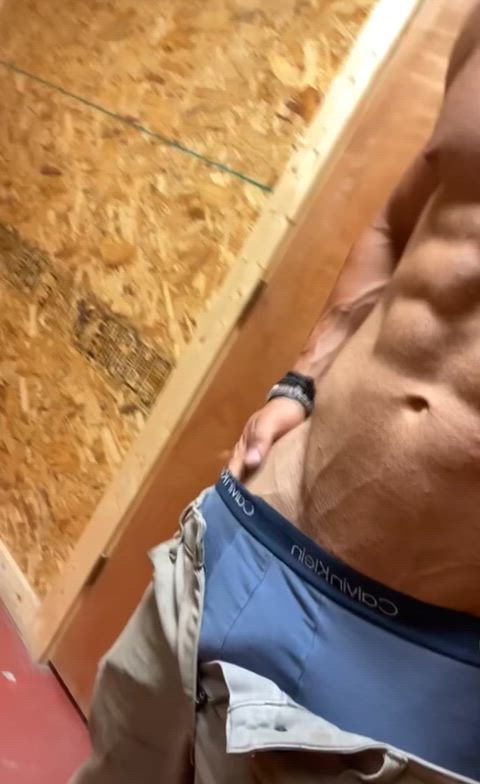 Horny af at work 😩 need a throat