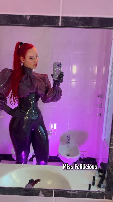 Purple latex looks so good! 💜