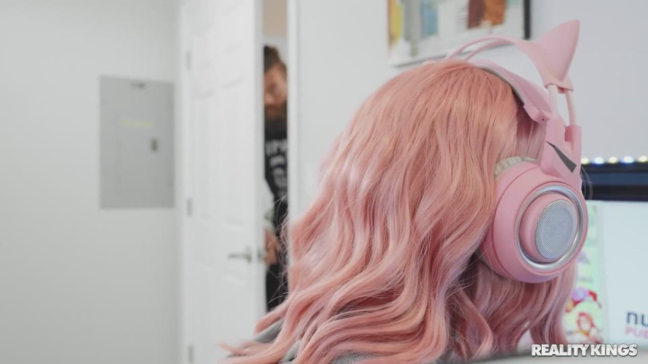 Paisley Paige - Gamer Girl Bangs Her Roommate