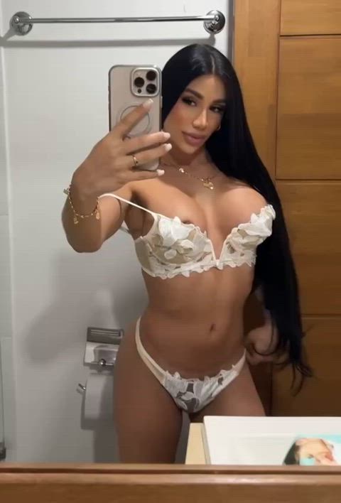 Let’s have a staring contest. Loser has to lick the other’s bulge