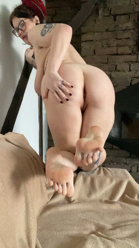 can u guess the size of my thick feet? ;)