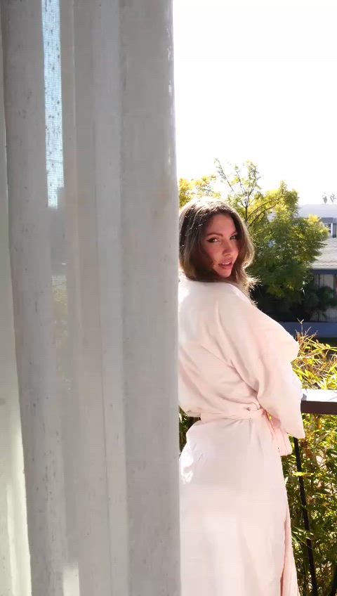 Can you figure out where this balcony is? Or is my pussy too distracting? 😺😘