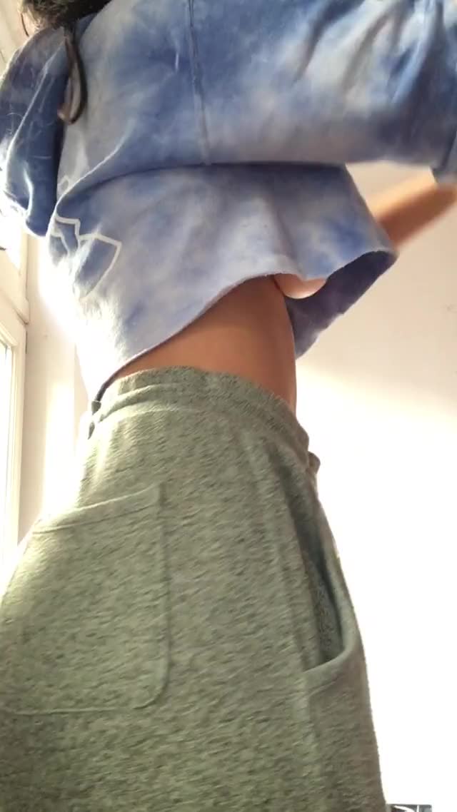 A little tease to go with your morning wood 🌱