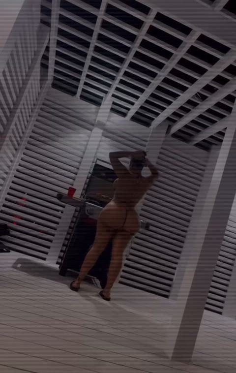 Love how fat each cheek pokes