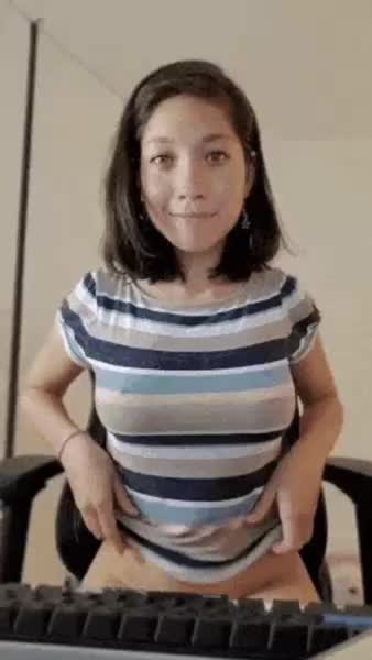 Gamer girl flashing