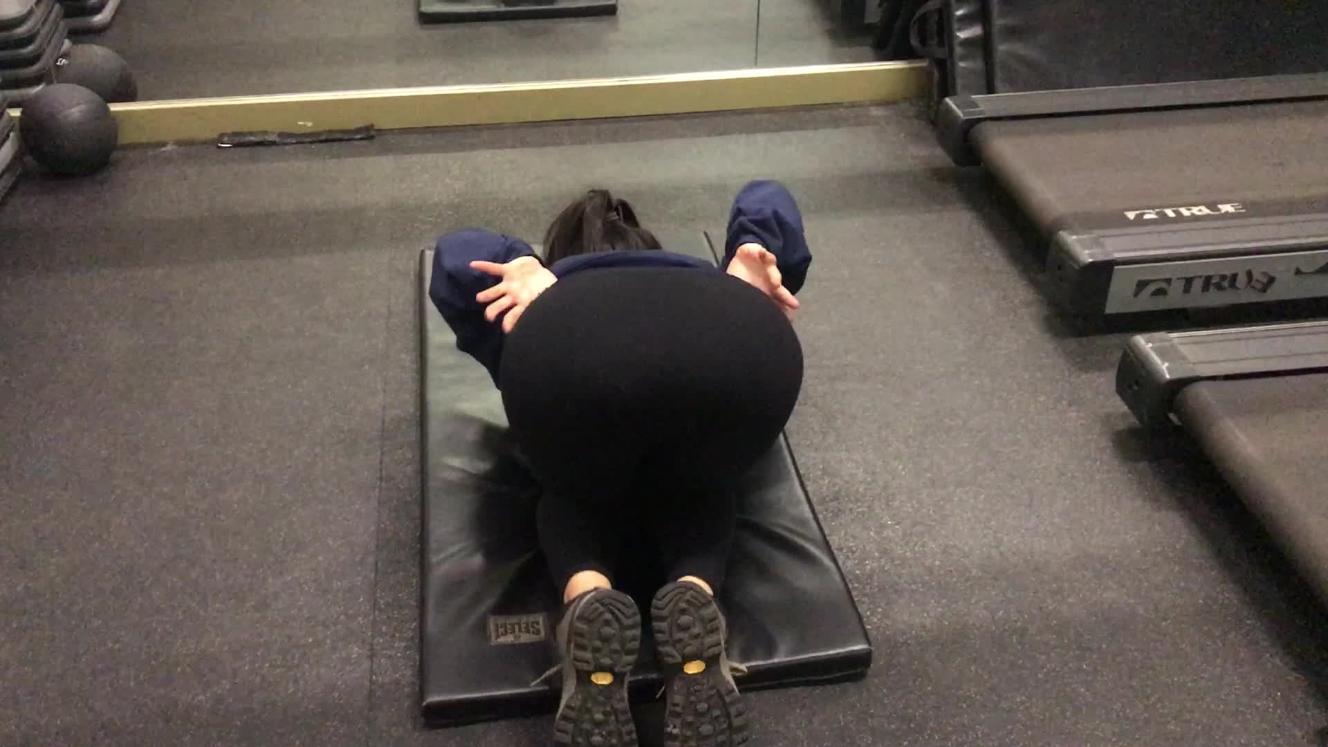 Flashing ass in a public gym!
