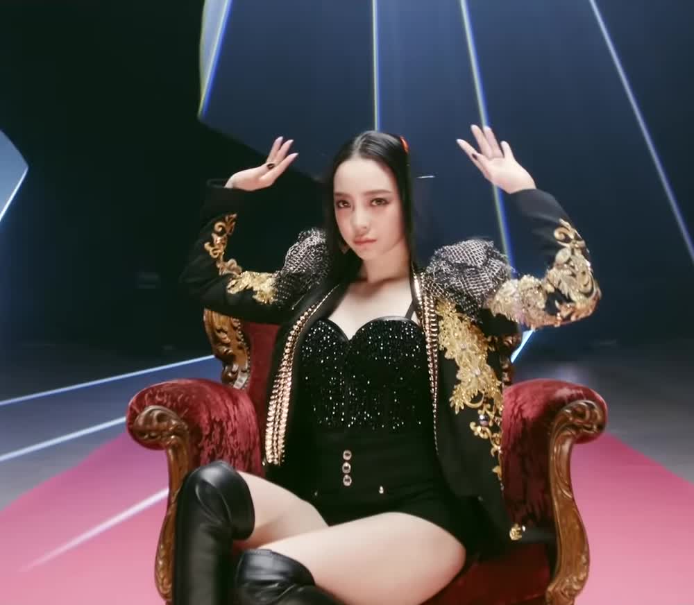 GOO HARA - Midnight Queen + Photos in comments.