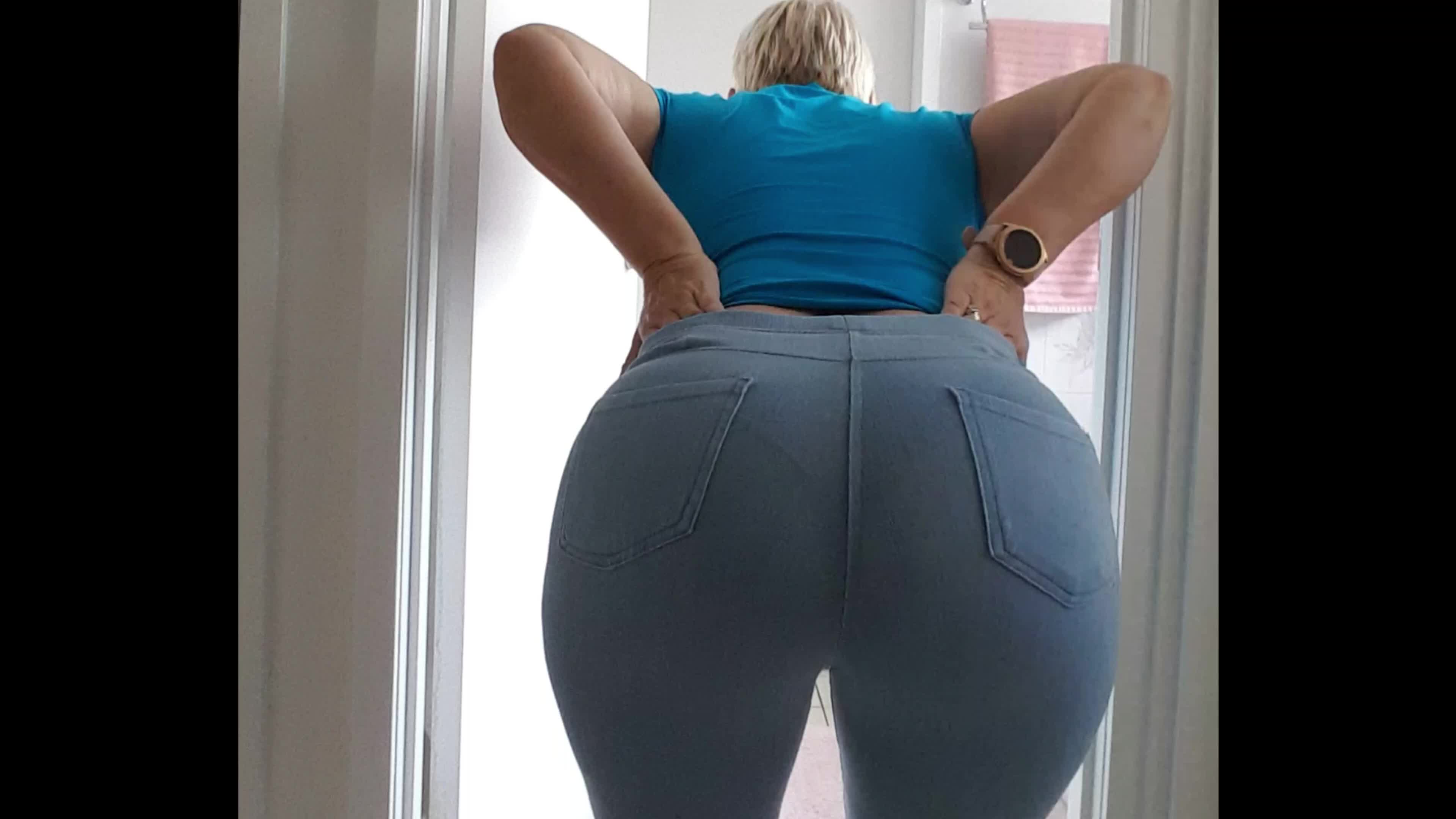 Bathroom fat butt reveal selfie 😉 xx 55yo 🇦🇺