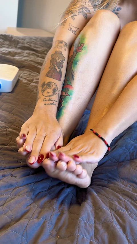 I love getting my foot squeezed like this...