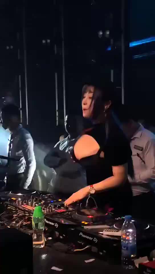 Dj j-cup