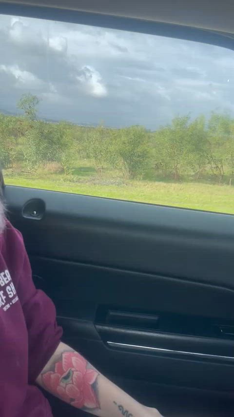 Had to pull my tits out on this drive😈
Love the way they bounce to the music 🤭