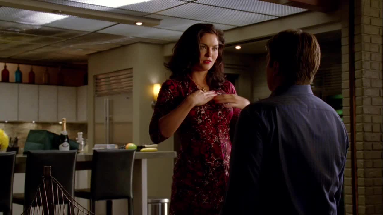 Jodi Lyn O'Keefe flashing her plots in Castle