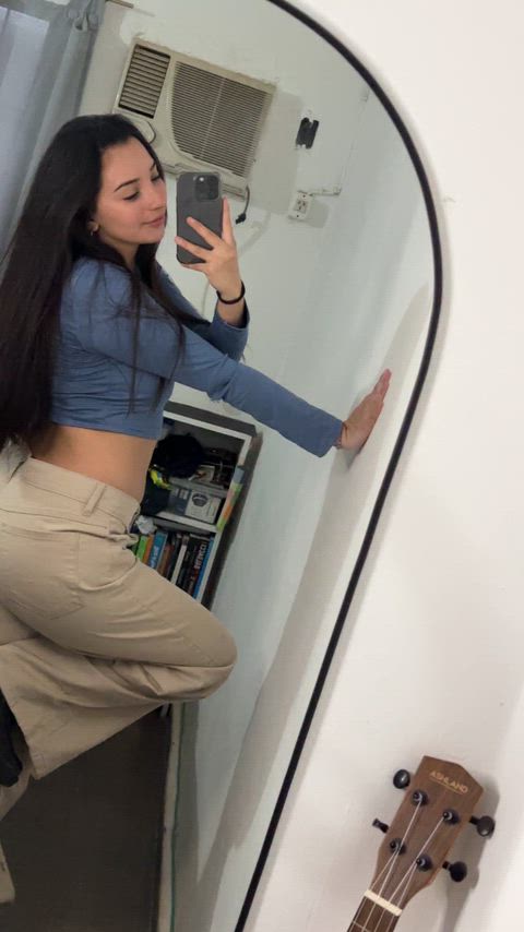 Who wants to taste me 18 year old pussy?