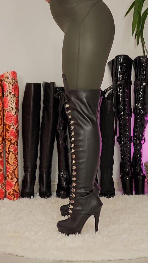 Leather outfit with green leggings to run errands