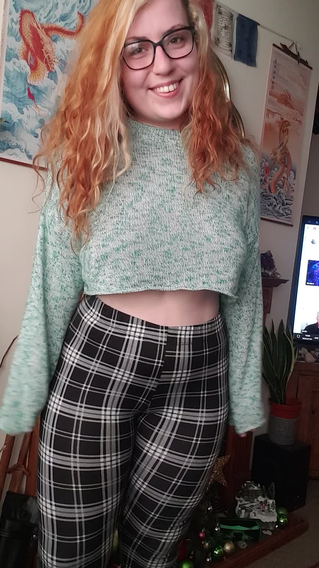 I cant stop smiling while I show you whats under my clothes😳🥰