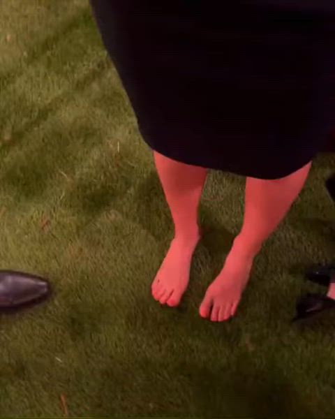 Actress Beth Behrs ditches heels and opts to go barefoot, shows off some serious 'foot game'