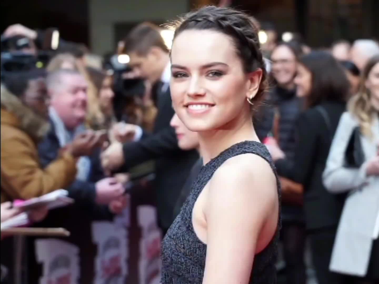 Gotta congrats the cameraman for never losing contact with Daisy Ridley's ass.
