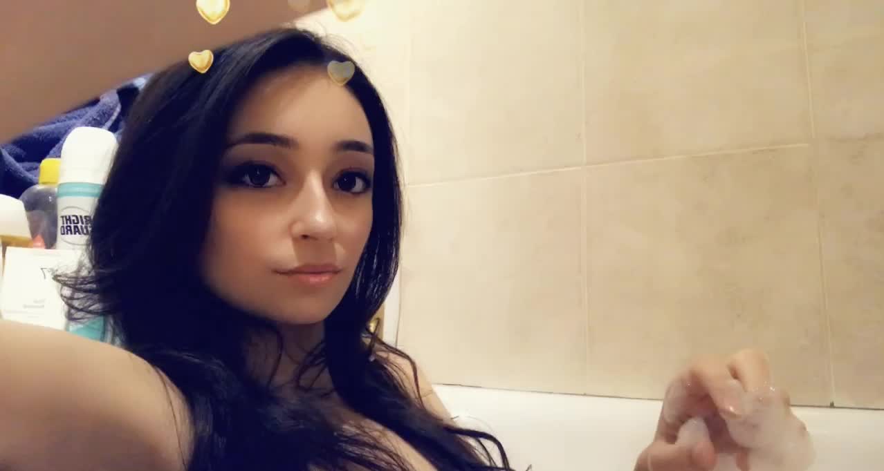 Taking a luxurious bath while you pay piggies send to me is what gives your life meaning. Pamper and spoil me while I bathe in your worship 💋😘 kik: PeachyLittleSecrets xx