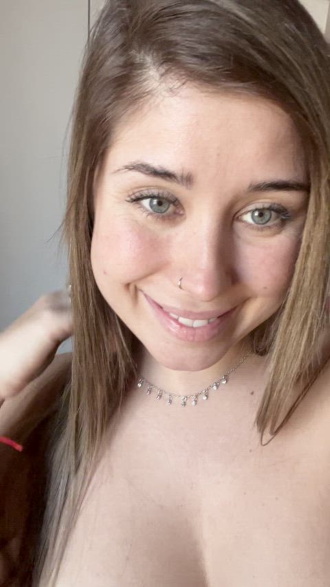 Darf ich deinen harten Schwanz hinter mir kosten?