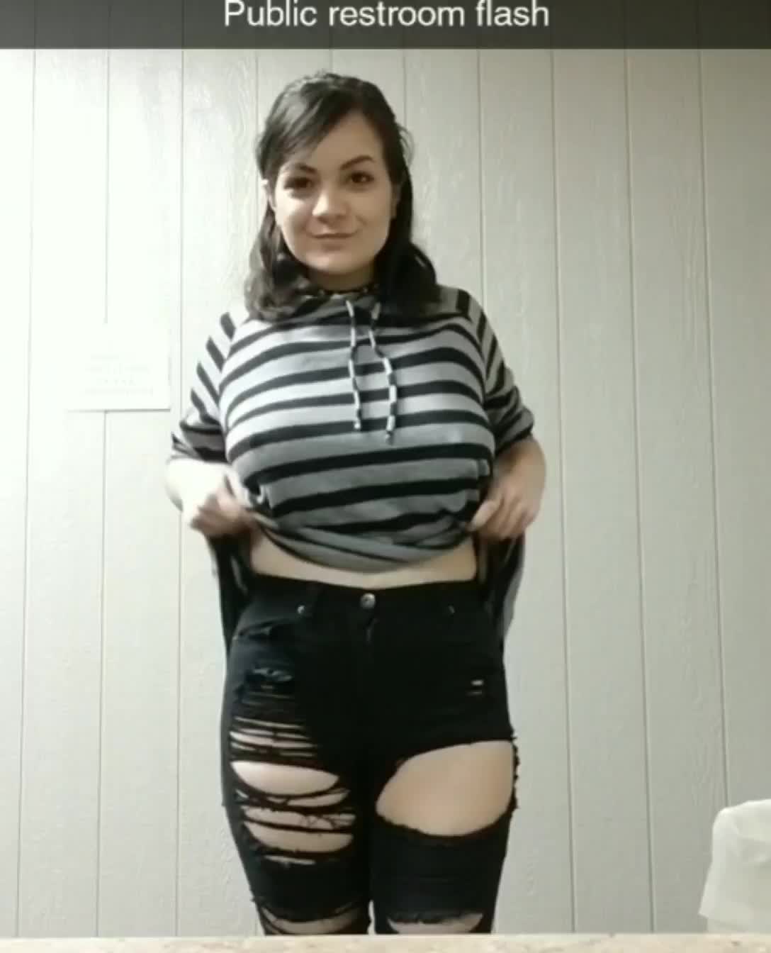 My first titty drop gif here 💕 I've been trying to post a good one but they all come out pixelated :/