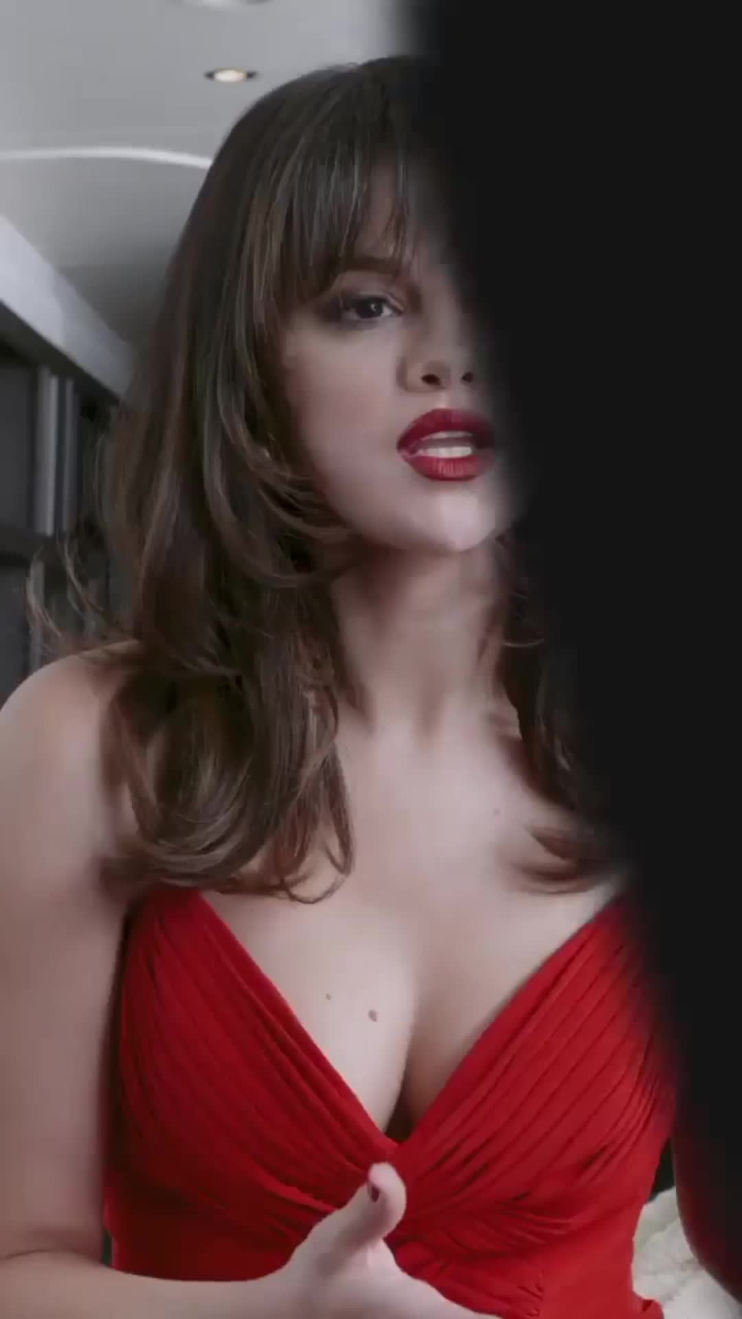 Selena Gomez cleavage plot in 