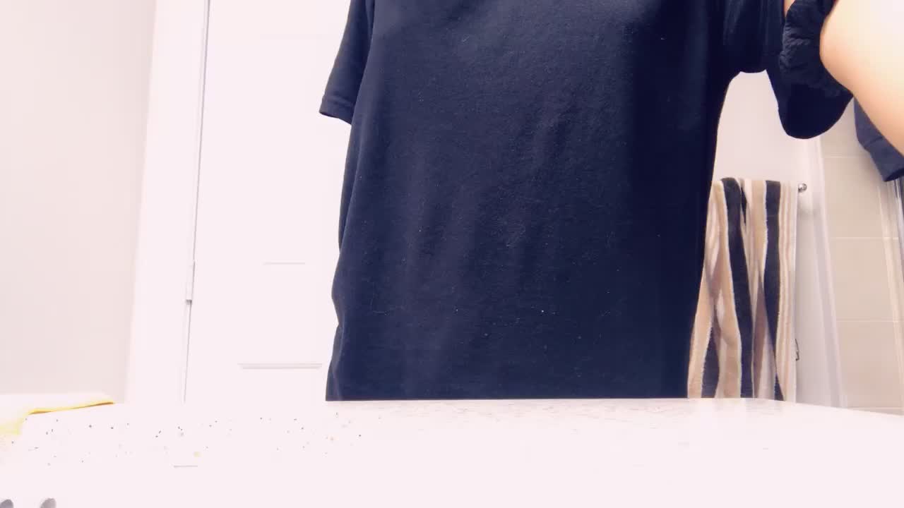 Got an ass that swallow up a g-string 💋