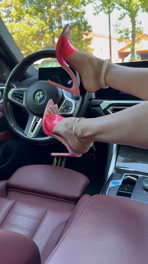 Waiting on a driver is just an excuse to play with myself 💅💋