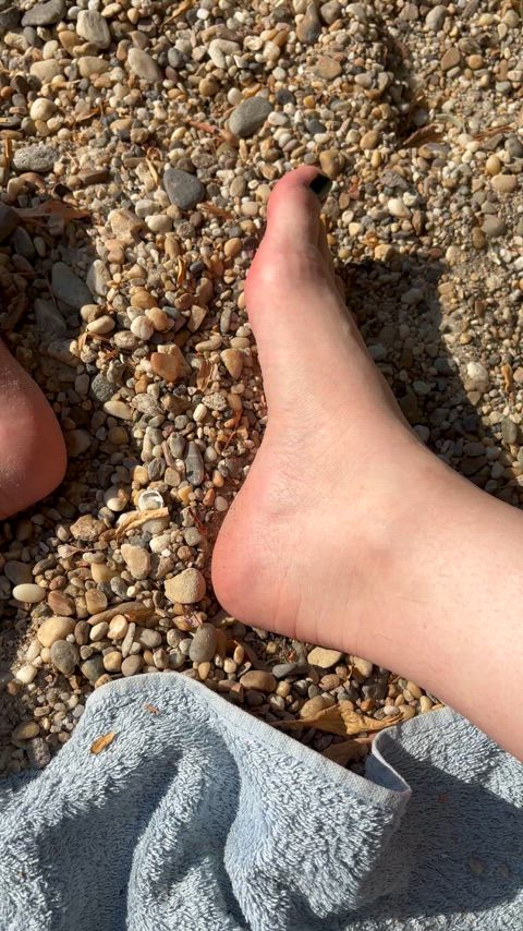 Sandy toes & summer soles 🌊🦶 (OC)