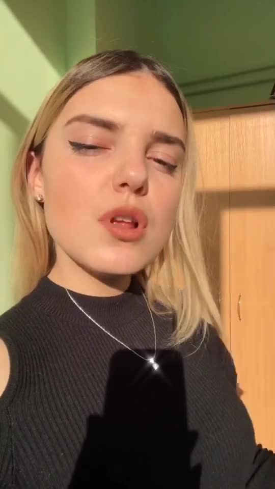 Love the way this long sexy tongue moves! 😛
