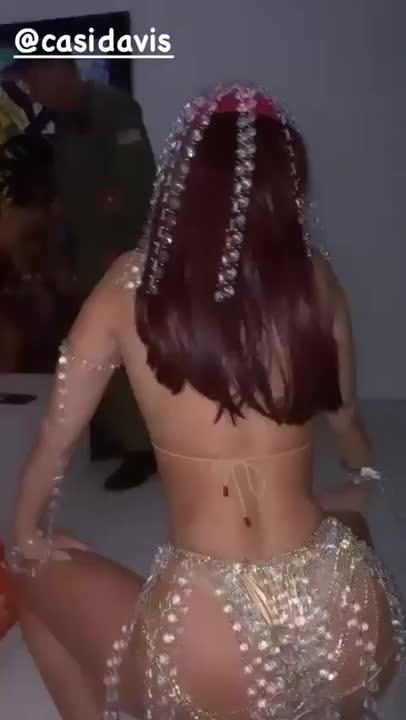Look at that bunda!
